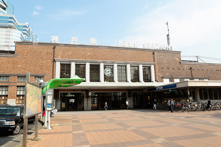 JR神戸駅「ビエラ神戸口(西口)」から改札を出て、正面の「ビエラ神戸」の入り口から奥へお進みください。